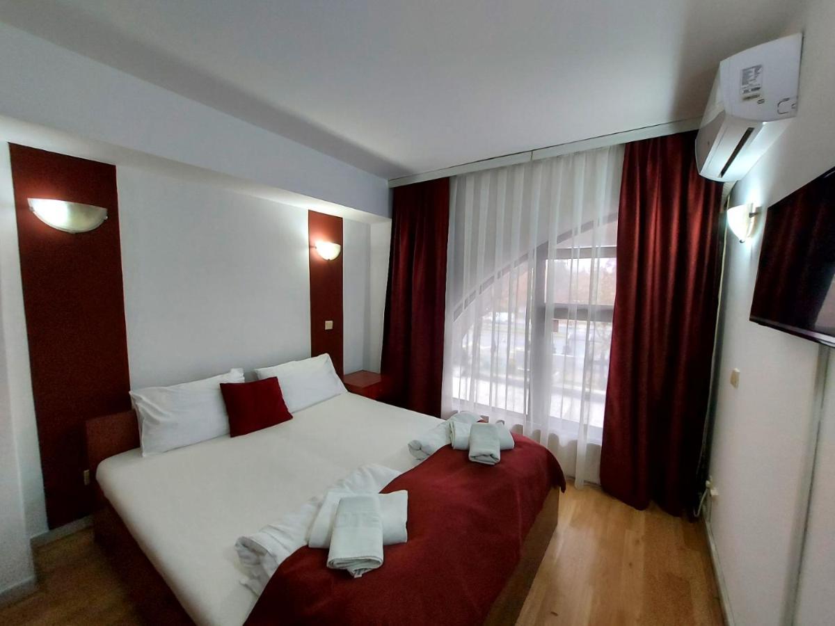 The Bulevard Hotel Skopje Esterno foto