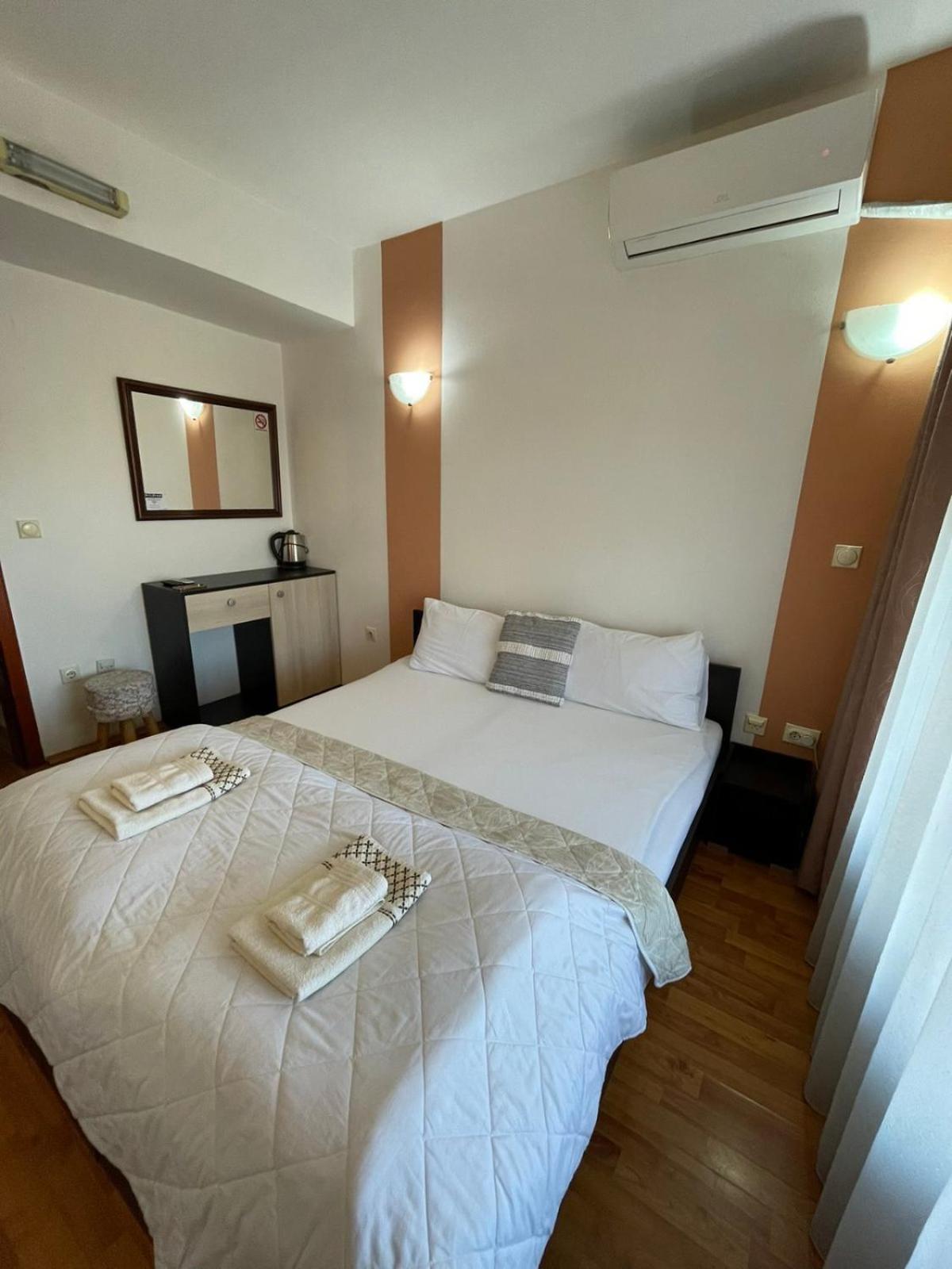 The Bulevard Hotel Skopje Esterno foto