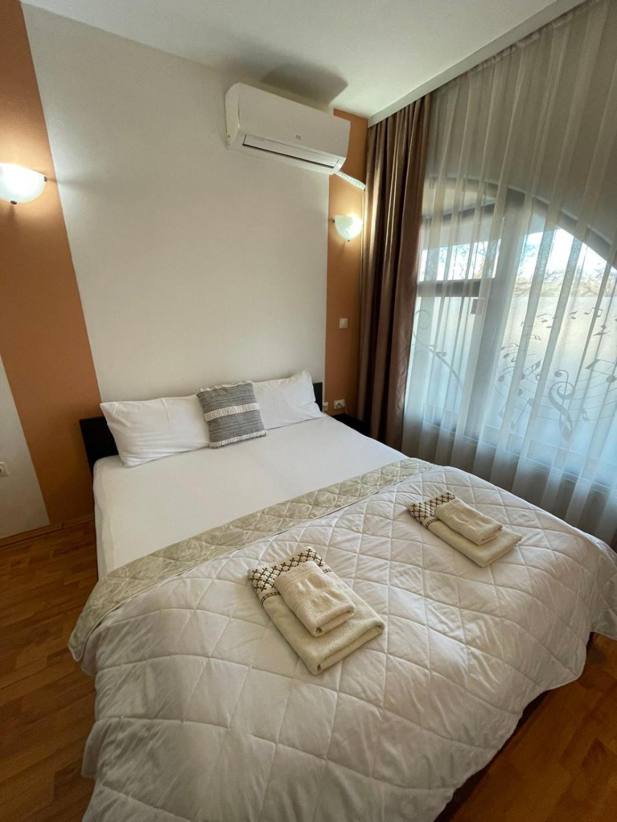 The Bulevard Hotel Skopje Esterno foto