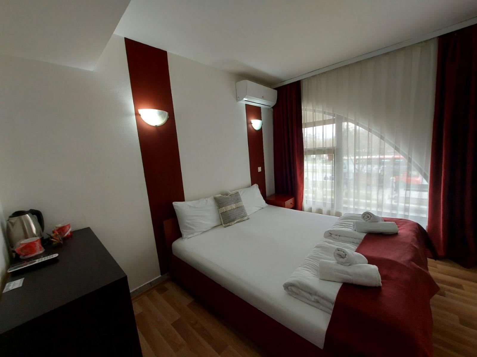 The Bulevard Hotel Skopje Esterno foto