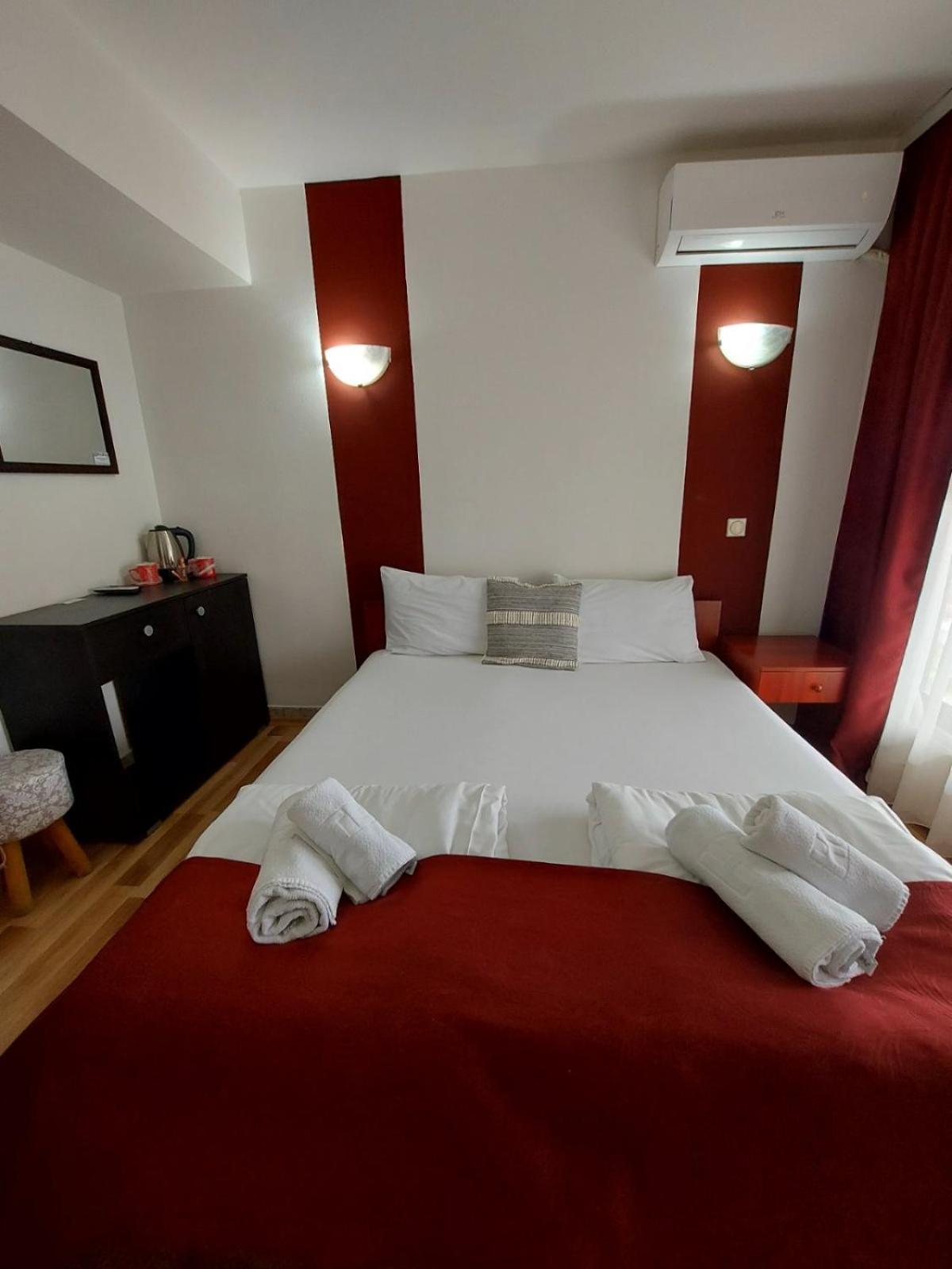 The Bulevard Hotel Skopje Esterno foto